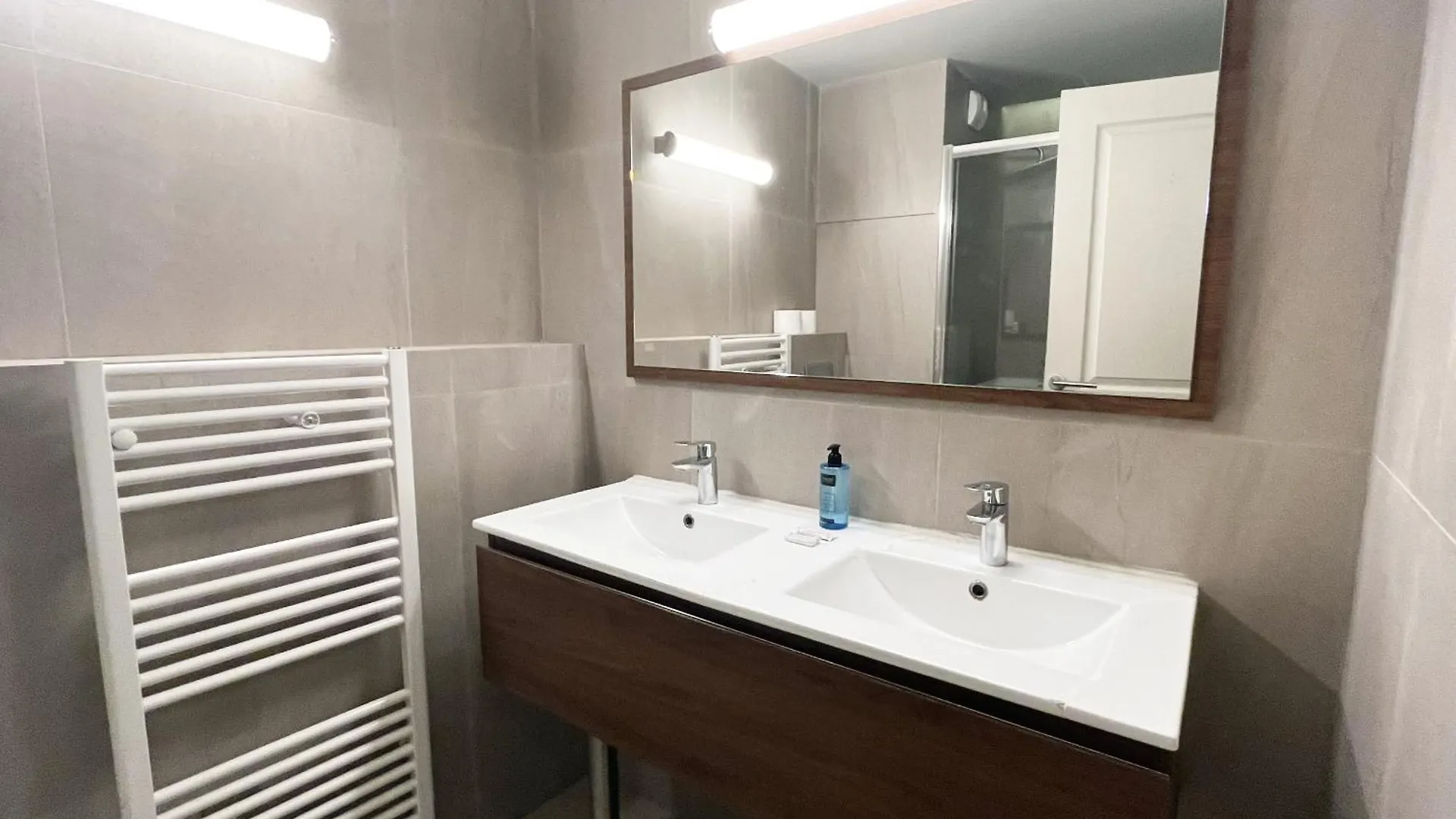 Urban Flat 133 - Ponceau 4 Bedroom Apartment Paris